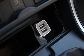 ŁADOWARKA SAMOCHODOWA AMIO  2 X USB - 12/24V
