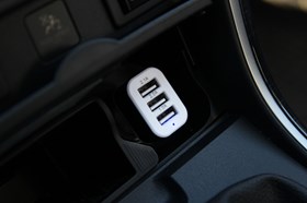 ŁADOWARKA SAMOCHODOWA AMIO  3 X USB - 12/24V